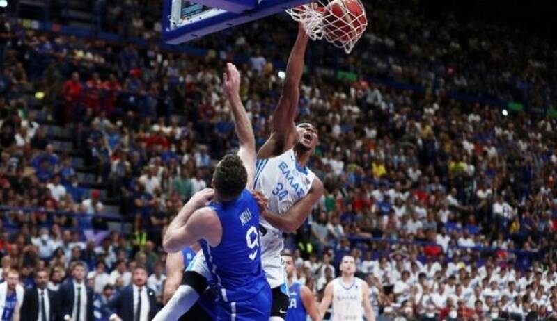  Ιταλία αστειευόμενη προς FIBA: “Παρακαλώ κατεβάστε το στιγμιότυπο, με το κάρφωμα του Γιάννη” (vid)