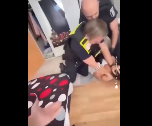  VIDEO Σάλος με τη βίαιη σύλληψη με ρατσιστικές απειλές πατέρα μπροστά στα έντρομα παιδιά του (vid)