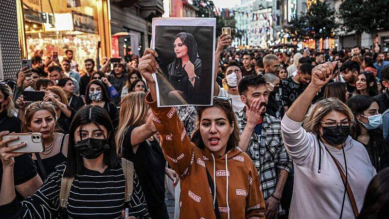  Σφοδρές αντιδράσεις στο Ιράν για την δολοφονία 22χρονης επειδή “φορούσε ανάρμοστα ρούχα”
