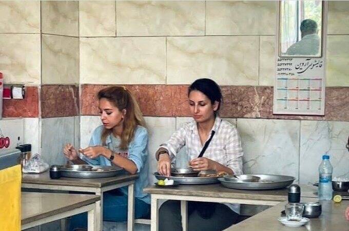  Ιράν: Γυναίκα συνελήφθη επειδή έτρωγε σε εστιατόριο χωρίς τη μαντίλα της