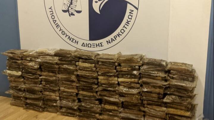  Κοκαΐνη αξίας 6 εκατ. ευρώ εντοπίστηκε σε κοντέινερ στο λιμάνι του Πειραιά (vid)