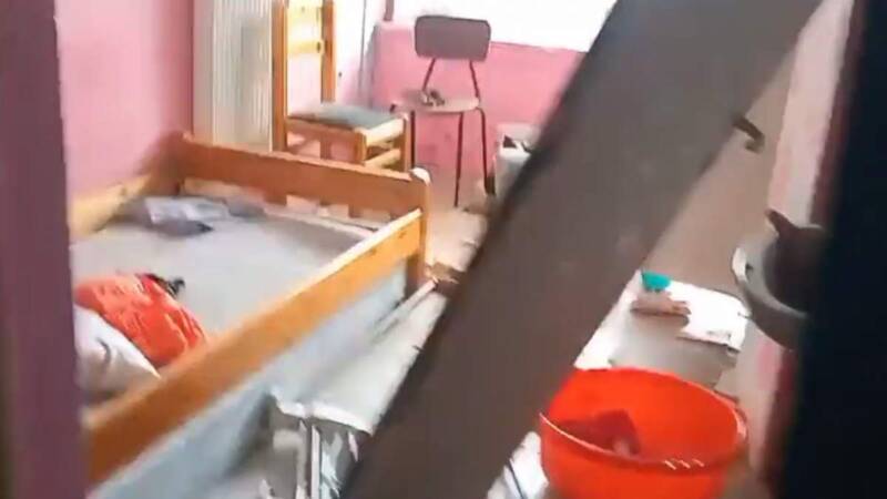  Πανεπιστημιούπολη: Εικόνες καταστροφής μετά την έφοδο της αστυνομίας – Σπασμένες πόρτες, διαλυμένα έπιπλα (vid)