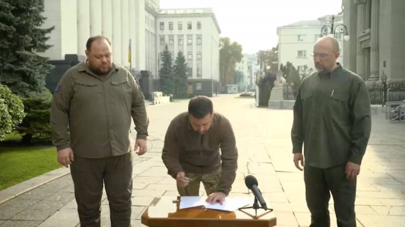  Η στιγμή που ο Ζελένσκι υπογράφει το αίτημα ένταξης στο ΝΑΤΟ (vid)