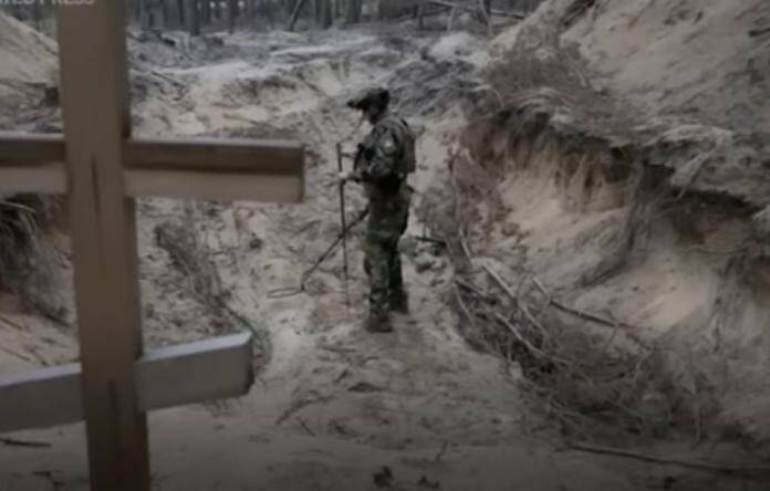  Ουκρανία: Φρίκη στο Ιζιούμ – Με σκοινί γύρω από το λαιμό βρέθηκαν σοροί στον ομαδικό τάφο της πόλης (vid)