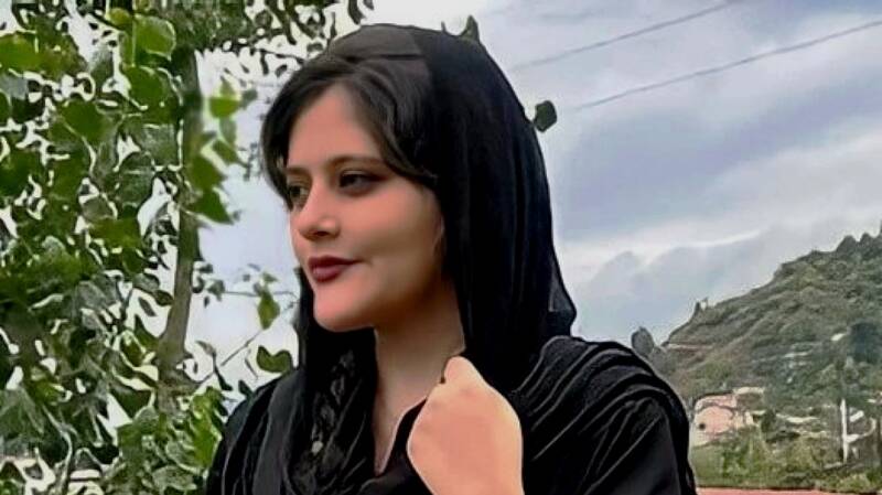  Ιράν: Οργή για τον θάνατο 22χρονης – Συνελήφθη από την αστυνομία ηθών γιατί δεν φορούσε σωστά τη μαντίλα