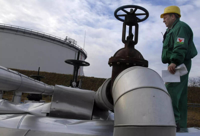  Bloomberg: Αυτή είναι η αιτία που καθυστερεί το πλαφόν στο ρωσικό πετρέλαιο
