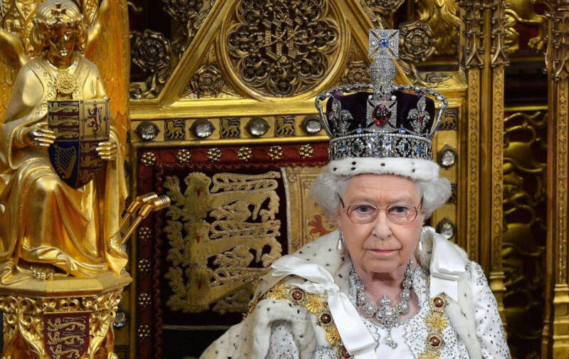  Ο Βρετανικός τύπος αποχαιρετά τη βασίλισσα Ελισάβετ – Σε μαύρο φόντο τα πρωτοσέλιδα