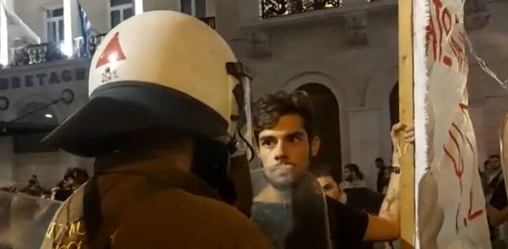  Συγκλονιστικό βίντεο: Φοιτητής κοιτά κατάματα τον αστυνομικό των ΜΑΤ – Άγρια καταστολή στη διαμαρτυρία για τις ΟΠΠΙ (vid)
