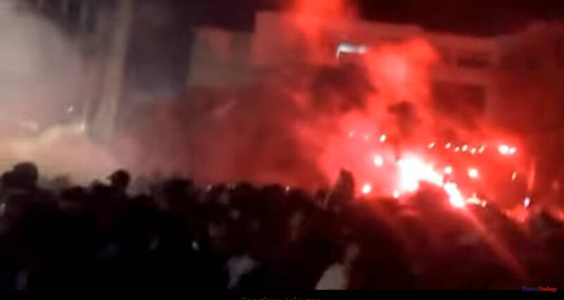  ΒΙΝΤΕΟ Η στιγμή που τα ΜΑΤ ρίχνουν χημικά στη συναυλία του Θ. Παπακωνσταντίνου με 6000 κόσμο- Εικόνες πανικού, μαρτυρίες σοκ