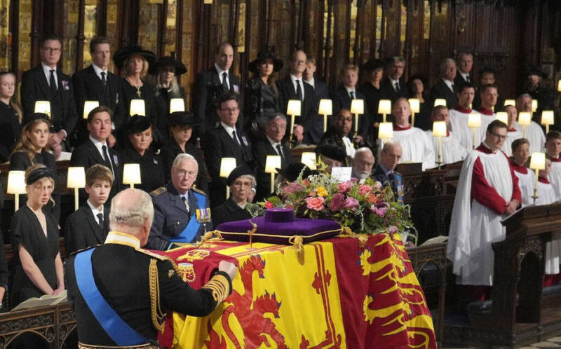  Οι προφητείες του… Mario Reading: Η Ελισάβετ πεθαίνει το 2022, ο Κάρολος θα παραιτηθεί υπέρ του Ουΐλιαμ, παγκόσμιος πόλεμος το 2023