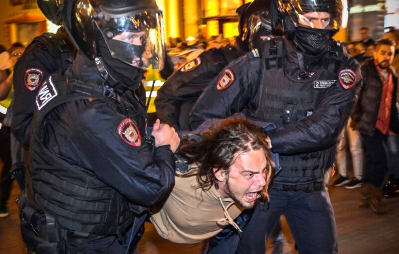  Ρωσία: Στέλνουν στον πόλεμο της Ουκρανίας τους συλληφθέντες στις διαδηλώσεις – Πεσκόφ: Δεν είναι παράνομο