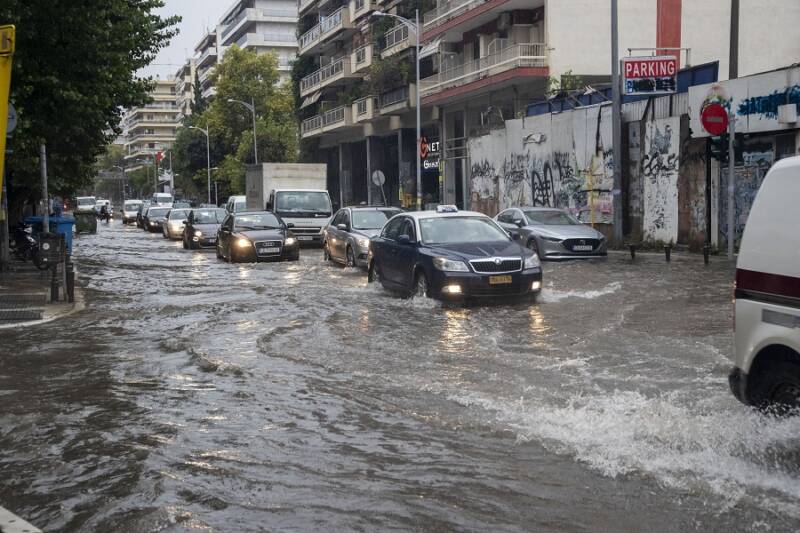  Κακοκαιρία με μεγάλα προβλήματα στη Θεσσαλονίκη: Αυτοκίνητο παρασύρθηκε από το νερό – Πώς θα κινηθεί, πότε υποχωρούν τα φαινόμενα