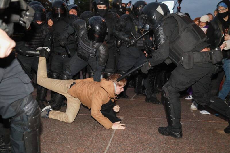  Μεγάλη αναταραχή στη Μόσχα – Διαδηλώσεις κατά του πολέμου, συγκρούσεις, συλλήψεις – “Κλείνουν” τα σύνορα (vid)