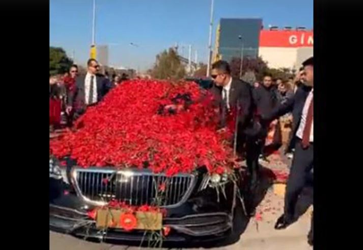  Γέμισαν με ροδοπέταλα τον Ερντογάν και κάλυψαν το αυτοκίνητο που τον μετέφερε (vid)