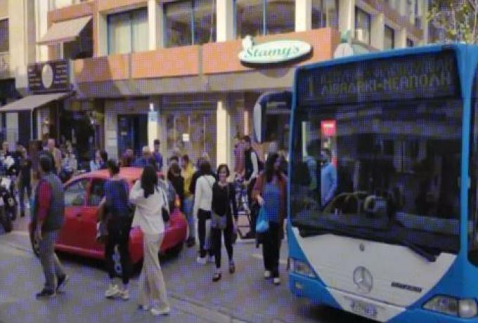  Ήθελε να πάει κομμωτήριο κι έκλεισε το δρόμο – Έφυγε καταχειροκροτούμενη (vid)