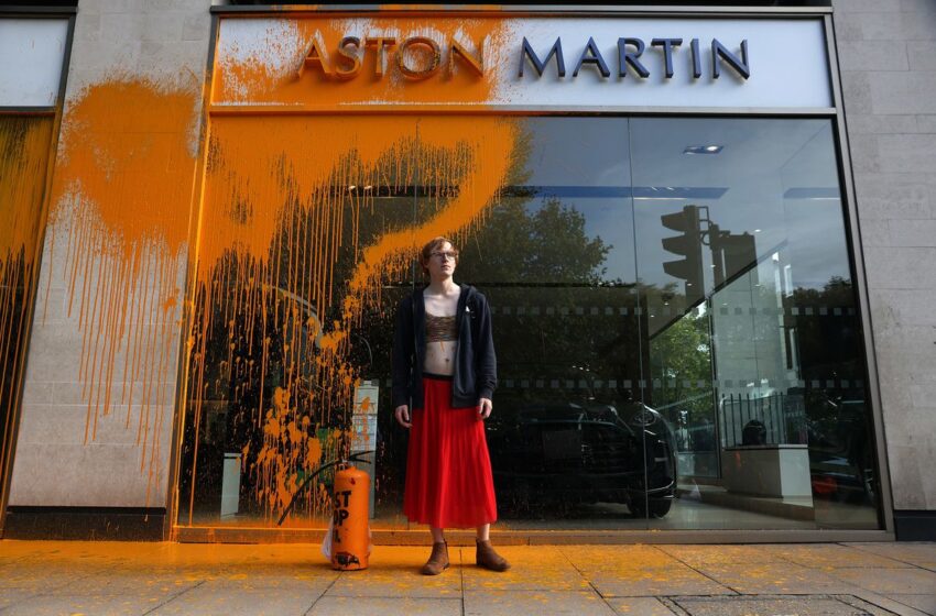  Λονδίνο: Ακτιβιστές της Just Stop Oil ψέκασαν με πορτοκαλί μπογιά την βιτρίνα της Aston Martin