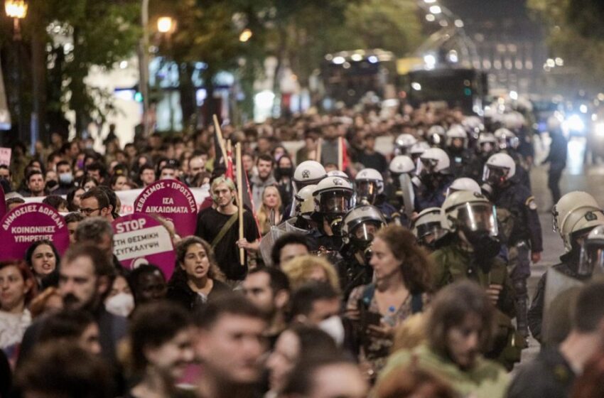  Πορεία διαμαρτυρίας για τη 19χρονη που κατήγγειλε τον βιασμό της, στο ΑΤ Ομόνοιας