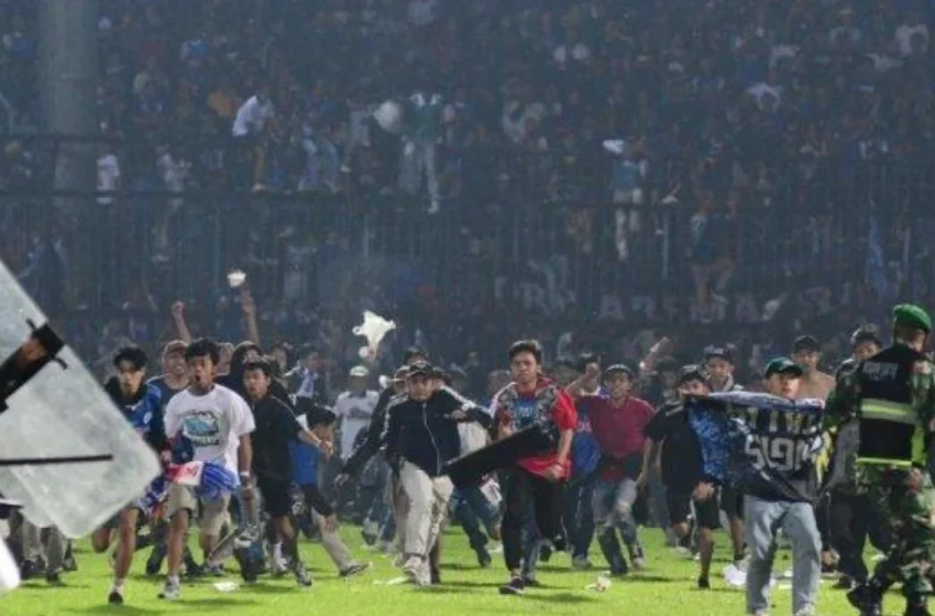  “Σφαγή” στην Ινδονησία σε ποδοσφαιρικό αγώνα  – Τουλάχιστον 129 νεκροί σε συγκρούσεις οπαδών – Μεταξύ τους παιδιά