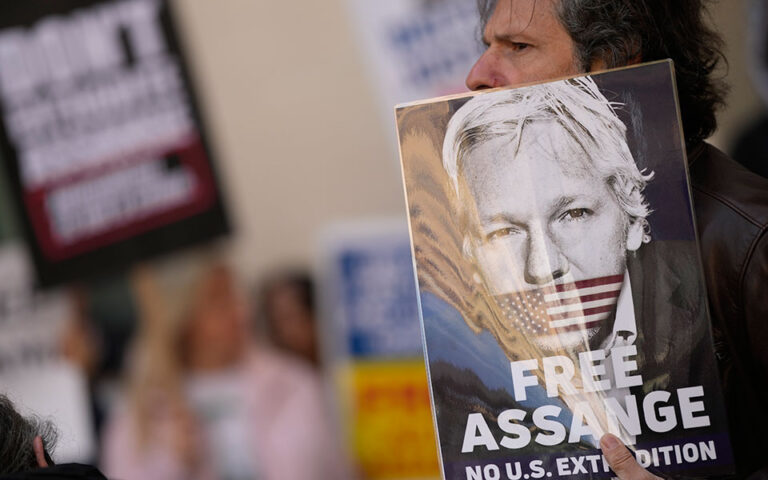  Τζούλιαν Ασάνζ: Τα μεγαλύτερα ΜΜΕ του κόσμου καλούν τις ΗΠΑ να αποσύρουν τις κατηγορίες εναντίον του
