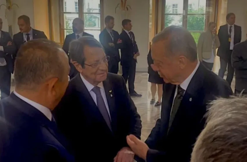  Η χειραψία Ερντογάν-Αναστασιάδη – Την δημοσίευσε ο Τούρκος Πρόεδρος
