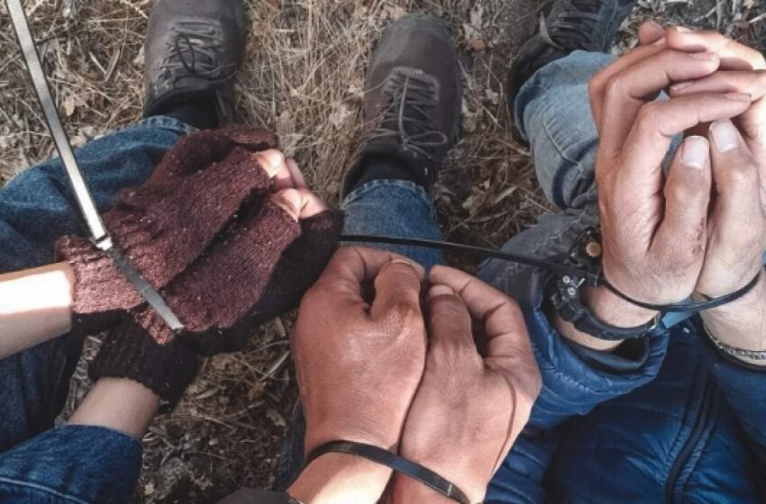  Καταγγελία των Γιατρών Χωρίς Σύνορα: “Δεμένοι με χειροπέδες και ξυλοκοπημένοι πρόσφυγες στη Λέσβο”