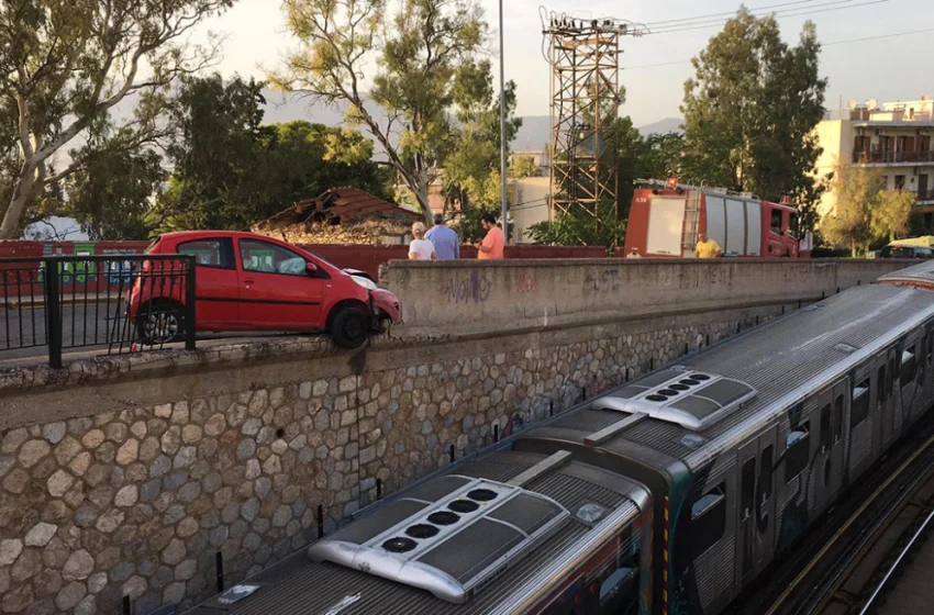  Αυτοκίνητο καρφώθηκε στο προστατευτικό κιγκλίδωμα στον ΗΣΑΠ (vid)