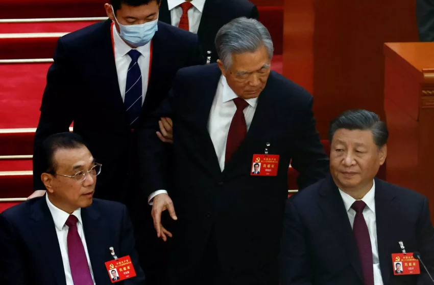  Κίνα: Έβγαλαν σηκωτό τον πρώην πρόεδρο Τζιντάο από το συνέδριο του ΚΚ – Αντάλλαξε κουβέντες με τον Σι Τζινπίνγκ (vid)