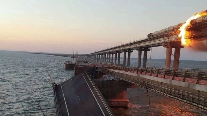  CNN: Το Κίεβο αναλαμβάνει την ευθύνη για την έκρηξη της γέφυρας στην Κριμαία