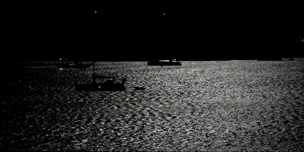 limeniko thalassa nyxta