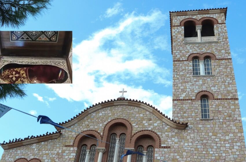  Κοζάνη: Προσκύνημα της παντόφλας του Αγίου Σπυρίδωνα προκαλεί ποικίλα σχόλια – Χλεύη στο Twitter ( vid )