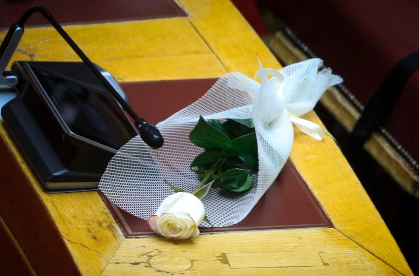  ΠΑΣΟΚ: Ένα λευκό τριαντάφυλλο στο έδρανο της Φώφης Γεννηματά