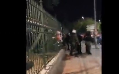  Θεσσαλονίκη: ΜΑΤ έριξαν δακρυγόνο στην είσοδο νοσοκομείου – “Έλα ρε π….” (vid)