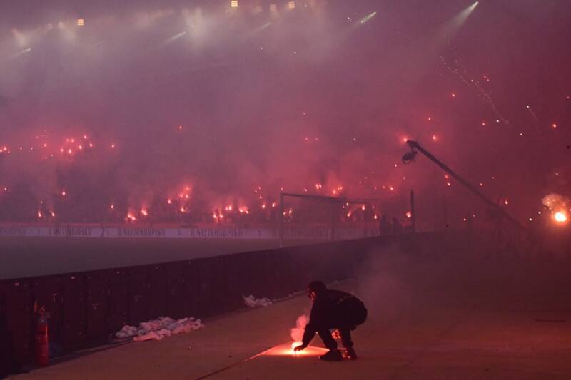  Η νύχτα έγινε μέρα από τα καπνογόνα στην πρεμιέρα της ΑΕΚ στην Οpap Arena