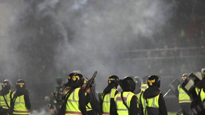 Ινδονησία: Οπαδοί πέθαιναν στα χέρια ποδοσφαιριστών – Γάζωναν με δακρυγόνα οι αστυνομικοί