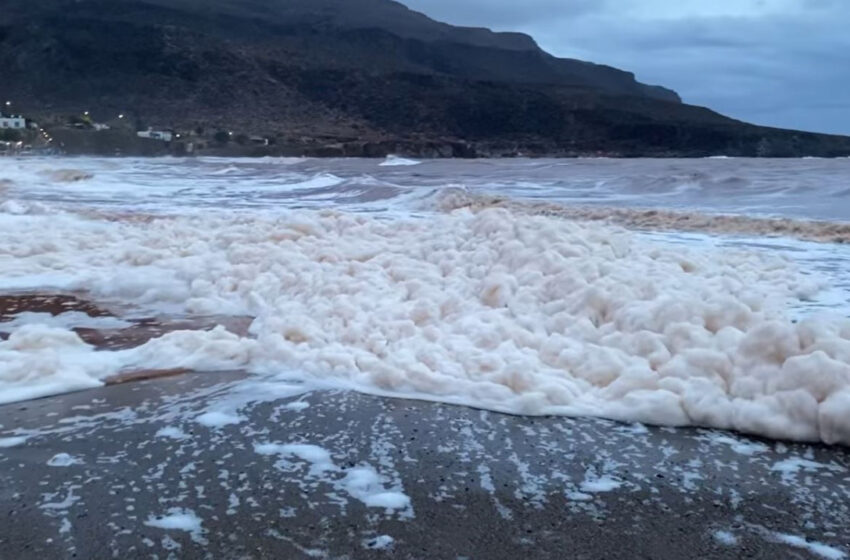  Κρήτη: Γιατί άφρισε η θάλασσα μετά την κακοκαιρία – Τι λένε οι επιστήμονες