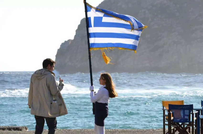  Αποθέωση στη Νάξο για την μαθήτρια που κράτησε ολομόναχη την ελληνική σημαία