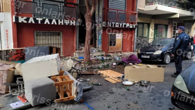  Λάρισα: Επιτέθηκαν με μπουκάλια και πέτρες σε αστυνομικούς (vids)