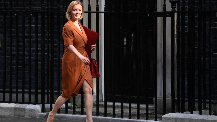  “Πέφτει” η κυβέρνηση της Λιζ Τρας στην Βρετανία – ITV: Οι πιθανότητες να βγάλει τη μέρα ως πρωθυπουργός είναι εναντίον της