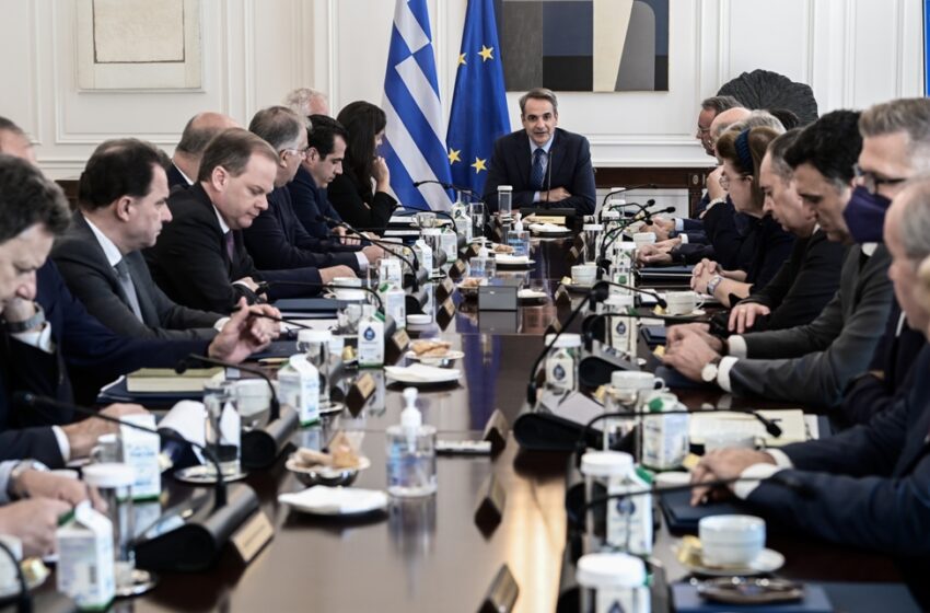  Μητσοτάκης στο υπουργικό: Ο ΣΥΡΙΖΑ απέχει από τη Βουλή και προσχωρεί στον λαϊκισμό και τα ψέματα – Δεν θα παρασυρθεί η χώρα στον κατήφορό του