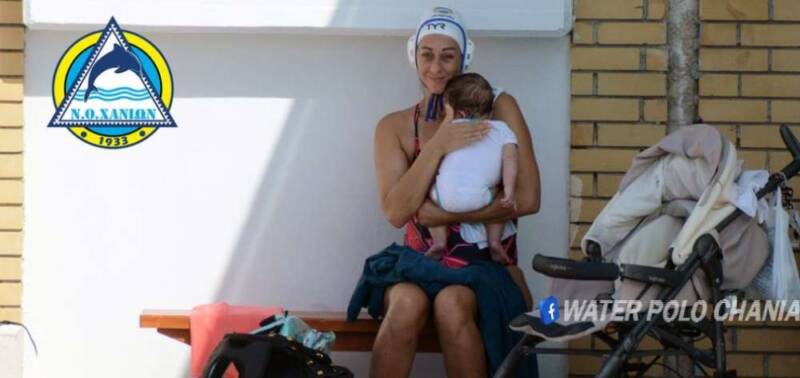 Viral: Ταίζει το μωράκι της στην προπόνηση και συγκινεί η πολίστρια Μαρκέλλα Πλουμή 2 Φ1