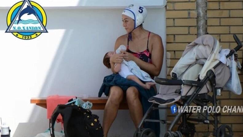  Viral: Ταίζει το μωράκι της στην προπόνηση και συγκινεί  η πολίστρια Μαρκέλλα Πλουμή