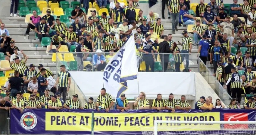  Europa League: Τούρκοι οπαδοί ανέβασαν φιλειρηνικό πανό στην Κύπρο (vid)