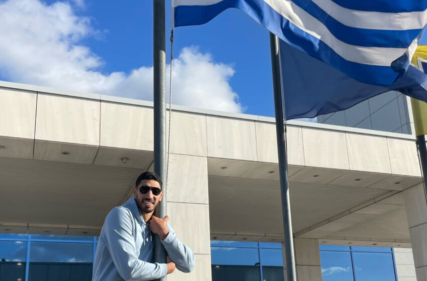 Στην Ελλάδα ο Ενές Καντέρ – Αγκαλιά με την σημαία