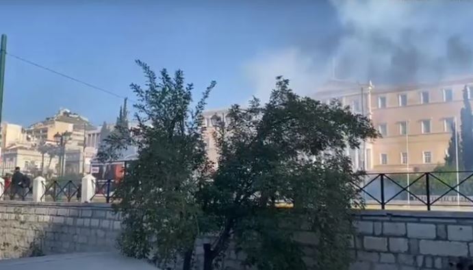  Ένταση και μολότοφ έξω από το υπουργείο Οικονομικών