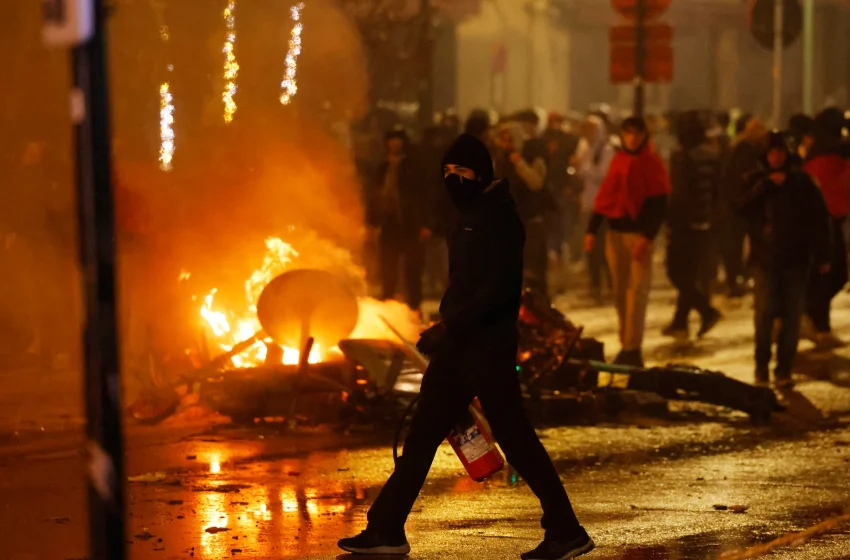  Βρυξέλλες: Βίαια επεισόδια μετά την ήττα της εθνικής του Βελγίου – Κατέστρεψαν σηματοδότες και επιτέθηκαν σε αστυνομικούς