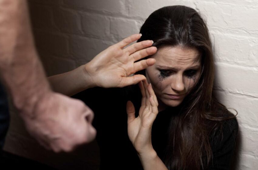  ”Panic button” κατά της ενδοοικογενειακής βίας: Τι πρέπει να κάνει μια γυναίκα που κινδυνεύει
