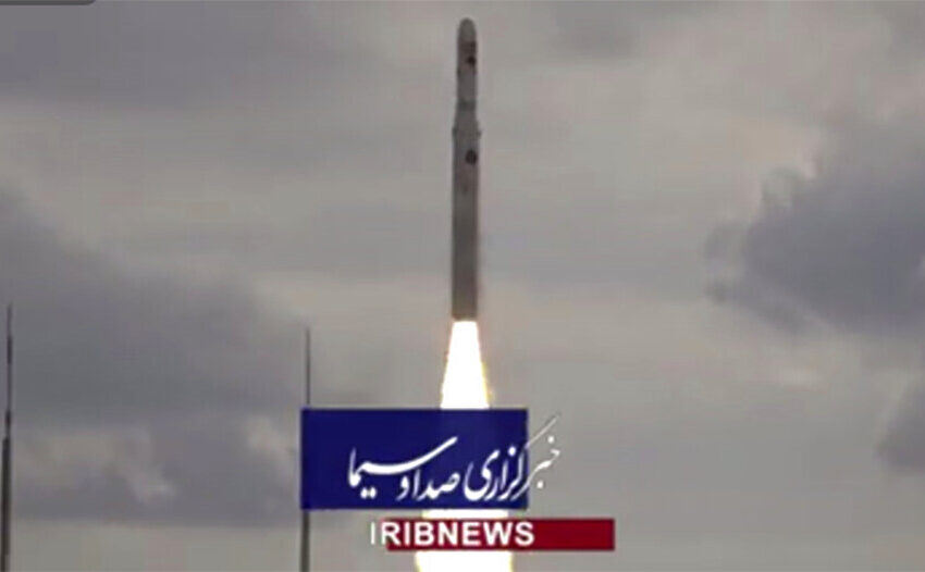  Η Τεχεράνη ανακοίνωσε την “επιτυχή” δοκιμή πυραύλου που θα μεταφέρει δορυφόρους στο διάστημα