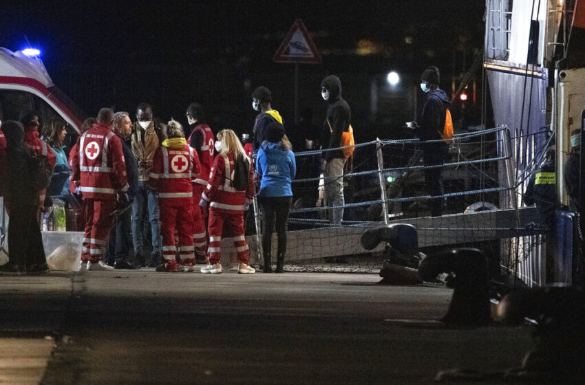  Ιταλία: Αποβιβάσθηκαν 144 μετανάστες – 35 άντρες παραμένουν εγκλωβισμένοι στο πλοίο Humanity 1