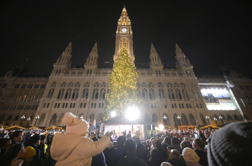  Βιέννη: Άναψε το χριστουγεννιάτικο δέντρο – Χιλιάδες πολίτες στους δρόμους