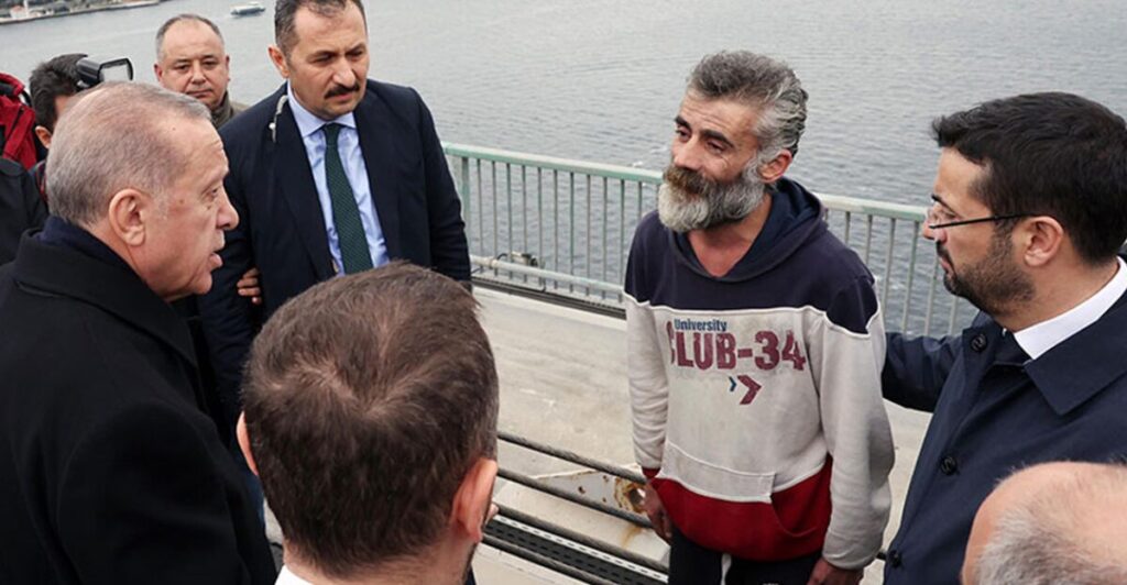 Ακραίο προεκλογικό σόου Ερντογάν: Απέτρεψε on camera άνδρα που ήθελε να αυτοκτονήσει 2 erdogan